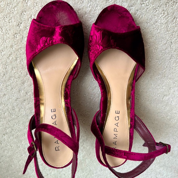 Woman’s Rampage Velvet Wedges patterned 4.5 inch heel. Size 8.5 M, color: Maroon - Picture 1 of 10